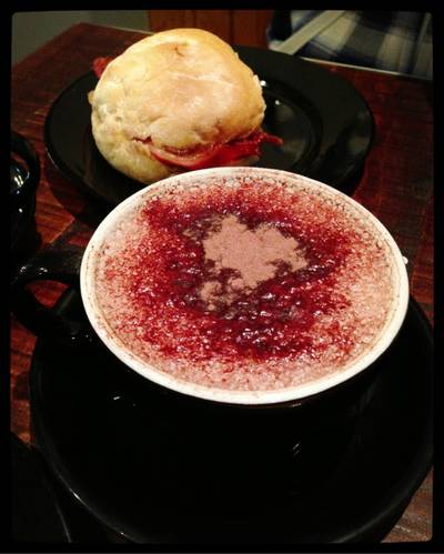 Bacon Bap & Hot Chocolate  ที่ ร้านอาหาร West Cornwall Pasty Co.