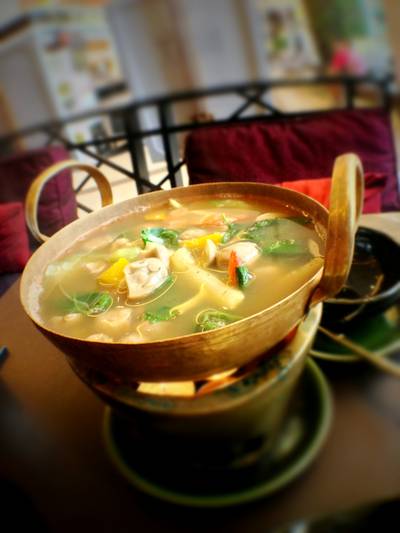 แกงเลียงมาซดหน่อย ใต้หม้อใส่เทียนมาตั้ง 3 ถาด ที่ ร้านอาหาร Nara Thai Cuisine Central World