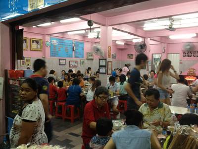 ห้องสองลูกค้าเต็มร้านเลย เปิดขาย 19:30-24:00 น. ที่ ร้านอาหาร เซี๊ยะ ก๋วยเตี๋ยวเป็ด