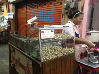 ลูกชิ้นหมูปิ้งร้อนๆจ้า ที่ ร้านอาหาร เซี๊ยะ ก๋วยเตี๋ยวเป็ด