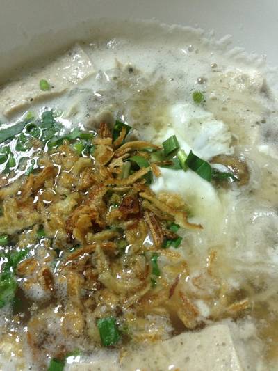 ก๋วยจั๊บญวนใส่ไข่ตอก ที่ ร้านอาหาร คุณแดงก๋วยจั๊บญวน