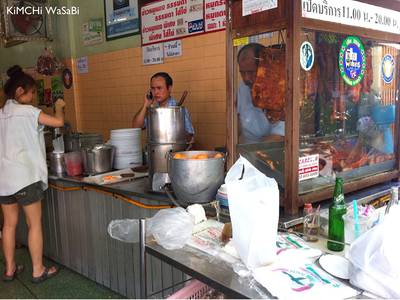 บรรยากาศ ที่ ร้านอาหาร ข้าวหมูแดงสีมรกต
