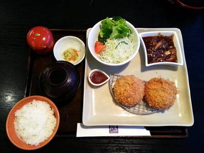 ชุดข้าวคร็อกเก็ตผสมเนื้อสับกับซอสเดมิกลาสเห็ด ที่ ร้านอาหาร Ootoya J Avenue
