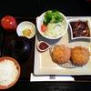 ชุดข้าวคร็อกเก็ตผสมเนื้อสับกับซอสเดมิกลาสเห็ด ที่ ร้านอาหาร Ootoya J Avenue