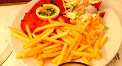 Snitzel Pommes Frites ที่ ร้านอาหาร Taverna Olympia Snitzel Pommes Frites ที่ ร้านอาหาร Taverna Olympia