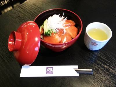 ข้าวหน้าปลาแซลม่อน ที่ ร้านอาหาร Ootoya J Avenue