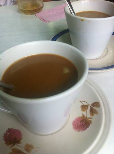 กาแฟร้อน ที่ ร้านอาหาร ออน ล๊อก หยุ่น