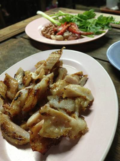แหนมคอหมูย่าง อันแจ่มมาก ที่ ร้านอาหาร ตำปากแตก
