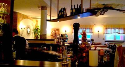 บรรยากาศอบอุ่นในร้าน ที่ ร้านอาหาร Taverna Olympia บรรยากาศอบอุ่นในร้าน ที่ ร้านอาหาร Taverna Olympia