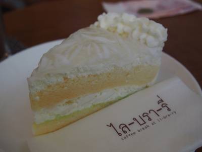 coconut cake ที่ ร้านอาหาร Library พระราม 9 coconut cake ที่ ร้านอาหาร Library พระราม 9