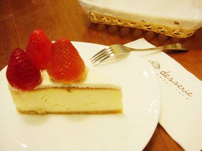 Strawberry Cheesecake ที่ ร้านอาหาร Desserie Sweet Café Terminal 21