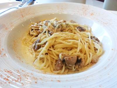 สปาเก็ตตี้เห็ดและชีส มีโรยปาปริกาด้วย แปลกดี ออกเค็มๆเช่นกัน ที่ ร้านอาหาร The Manhattan Fish Market Terminal 21