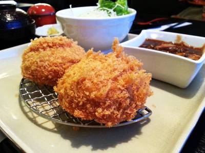 ชุดข้าวคร็อกเก็ตผสมเนื้อสับกับซอสเดมิกลาสเห็ด ที่ ร้านอาหาร Ootoya J Avenue