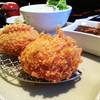 ชุดข้าวคร็อกเก็ตผสมเนื้อสับกับซอสเดมิกลาสเห็ด ที่ ร้านอาหาร Ootoya J Avenue
