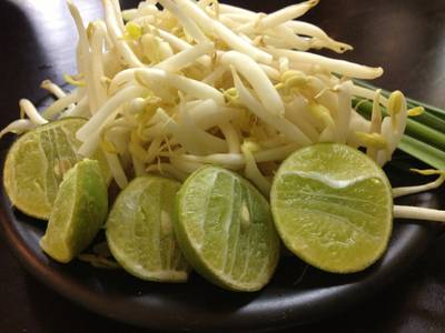 ผักเคียง ที่ ร้านอาหาร ผัดไทเอกมัย