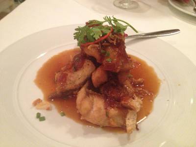 ปลากระพงทอดราดซ้อสมะขาม ที่ ร้านอาหาร The Anna Restaurant & Art Gallery