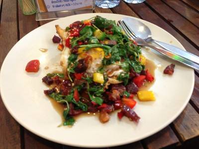 กระเพราเนื้อเค็มไข่ดาว ที่ ร้านอาหาร กระเพราไข่ระเบิด กระเพราเนื้อเค็มไข่ดาว ที่ ร้านอาหาร กระเพราไข่ระเบิด