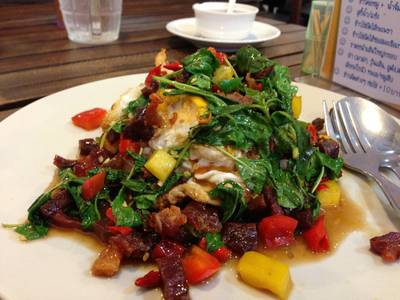 กระเพราเนื้อเค็มไข่ดาว ที่ ร้านอาหาร กระเพราไข่ระเบิด