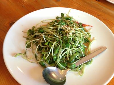 ต้นทานตะวันอ่อนผัดน้ำมันหอย ที่ ร้านอาหาร Dairy Home(แดรี่ โฮม)
