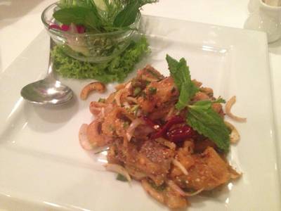 ลาบปลาแซลม่อนรมควัน ที่ ร้านอาหาร The Anna Restaurant & Art Gallery