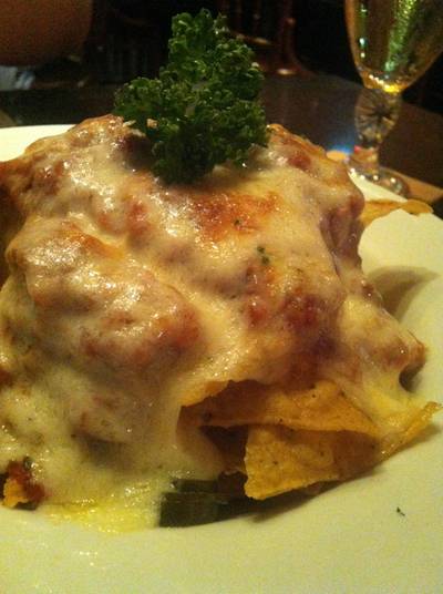 นาโช่ เนื้อ อร่อยดีนะคะ ใหญ่ดีด้วย 555 ที่ ร้านอาหาร HOBS Bar & Restaurant ทองหล่อ