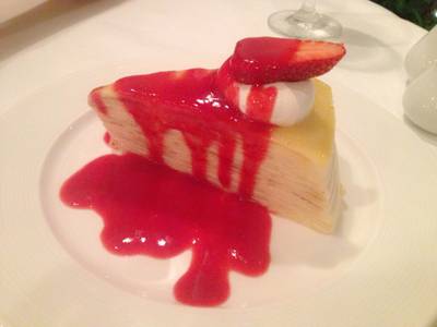 สตอเบอรรี่ เครปเค้ก ที่ ร้านอาหาร The Anna Restaurant & Art Gallery