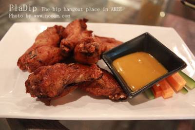 ปีกไก่ร้านปลาดิบ  เป็นปีกไก่ทอดที่มากับซอสของทางร้าน  ที่ ร้านอาหาร ปลาดิบ