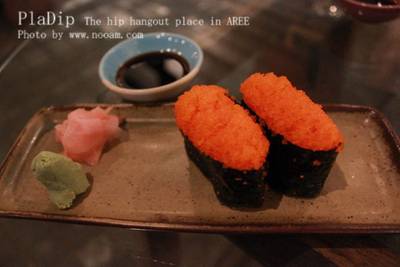 ซูชิหน้าไข่กุ้ง ไข่กุ้งเยอะมากๆ ที่ ร้านอาหาร ปลาดิบ