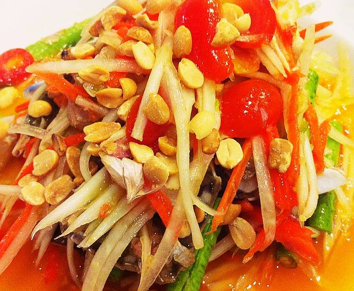 ส้มตำปูม้าา!! ที่ ร้านอาหาร แหลมเจริญ ซีฟู้ด เหม่งจ๋าย