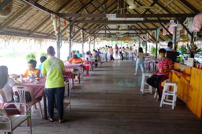 บรรยากาศในร้าน ที่ ร้านอาหาร พิณทองเรือนแพกุ้งเผา