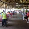 บรรยากาศในร้าน ที่ ร้านอาหาร พิณทองเรือนแพกุ้งเผา