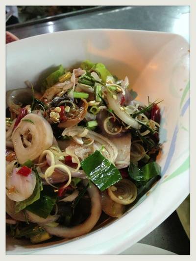 ยำหอยแครง ที่ ร้านอาหาร เจ๊ไข่ ประชาชื่น