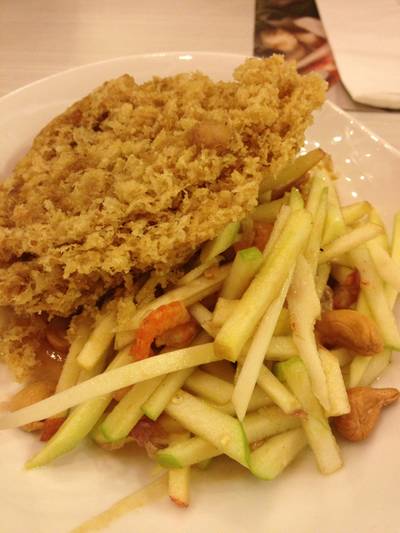 ยำปลาดุกฟู ที่ ร้านอาหาร ส้มตำดอกรัก The Circle