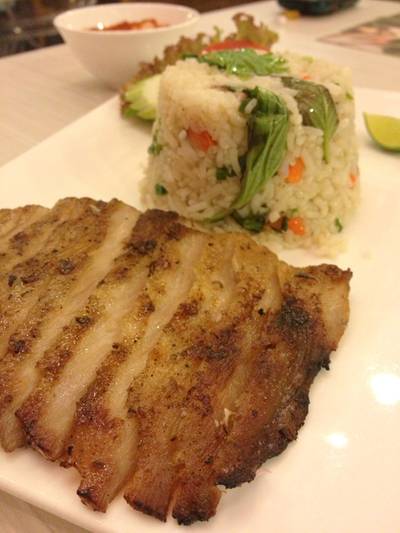 ข้าวผัดคอหมูย่าง ที่ ร้านอาหาร ส้มตำดอกรัก The Circle