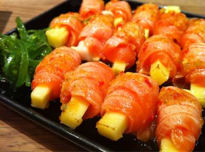 อาหารพิเศษประจำวัน แซลมอนห่อชีส ที่ ร้านอาหาร KIN RAMEN อเวนิว รัชโยธิน