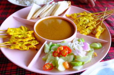 หมูสะเต๊ะ ที่ ร้านอาหาร พิณทองเรือนแพกุ้งเผา