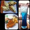 ขนมปังหอยลายอบชีส ฟิชแอนด์ชิพ บลูโซดา ที่ ร้านอาหาร Colors Restaurant