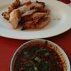 คอหมูย่าง น้ำจิ้มแจ่ว ที่ ร้านอาหาร ส้มตำป้าแดง สามย่าน (เจ๊แดง)