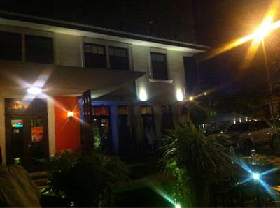 บรรยากาศตอนกลางคืน ที่ ร้านอาหาร Little Bitch Cafe & Restaurant