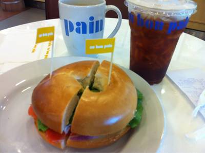 แซลมอลเบเกิ้ล ที่ ร้านอาหาร Au Bon Pain โรงพยาบาลกรุงเทพ
