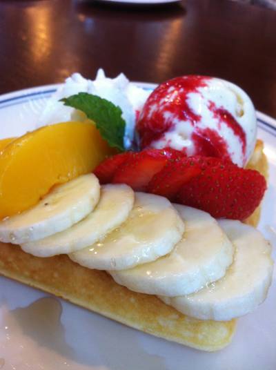 Strawberry Banana & Peach Waffle ที่ ร้านอาหาร On the table tokyo café Central World Strawberry Banana & Peach Waffle ที่ ร้านอาหาร On the table tokyo café Central World