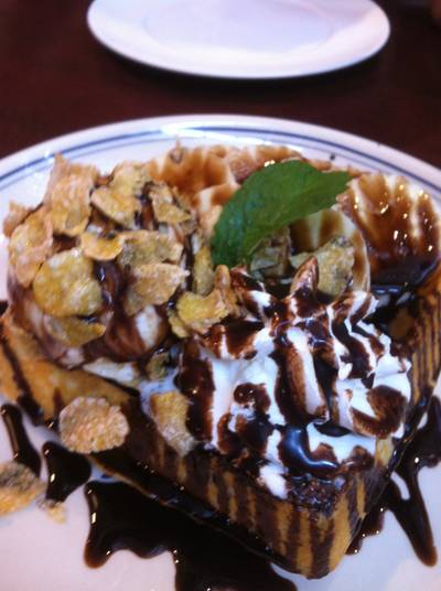 Chocolate & Banana Waffle ที่ ร้านอาหาร On the table tokyo café Central World Chocolate & Banana Waffle ที่ ร้านอาหาร On the table tokyo café Central World