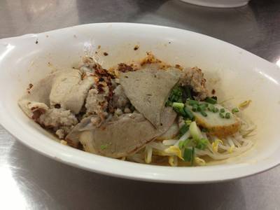 เล็กแห้ง ไม่ใส่หัวใจ ที่ ร้านอาหาร รุ่งเรือง ก๋วยเตี๋ยวหมู เล็กแห้ง ไม่ใส่หัวใจ ที่ ร้านอาหาร รุ่งเรือง ก๋วยเตี๋ยวหมู