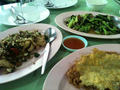   ปลาราดพริก ไข่เจียวปู. คะน้าไข่เค็ม ที่ ร้านอาหาร ไชยโรจน์
