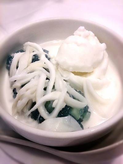 สาคูเปียกใส่แห้วโปะเชอร์เบตมะพร้าว ที่ ร้านอาหาร Greyhound Café - J Avenue
