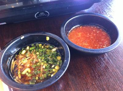 น้ำจิ้ม 2 แบบ อร่อยดีนะ ที่ ร้านอาหาร ชูบา ชาบู