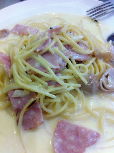 สปาเก็ตตี้คาโบนาร่า ที่ ร้านอาหาร ร้านอาหารอิตาลี เชฟไกร