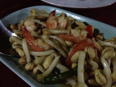 หน่อถ่ัวผัดกุ้ง ที่ ร้านอาหาร หมอมูดง