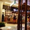 มุมมองจากในร้ิานค่ะ แอบดูคู่แข่ง The Coffee Bean & Tea Leaf ที่ ร้านอาหาร Mandarin Oriental Shop