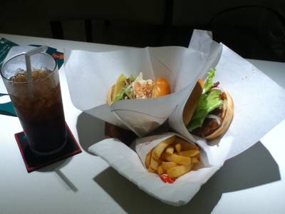 เบอร์เกอร์ไก เบอร์เกอร์ปลา ที่ ร้านอาหาร Mos Burger Terminal 21